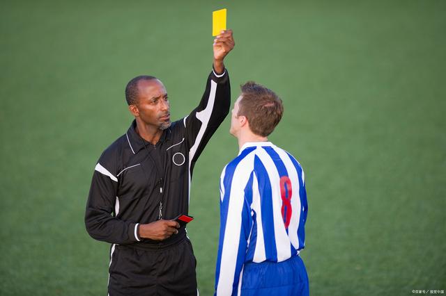 足球里的黄牌是什么意思